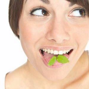 10 лучших способов избавиться от неприятного запаха изо рта