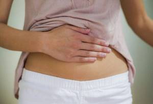 Боль в животе выше пупка у мужчин и женщин: причины, тревожные признаки и лечение
