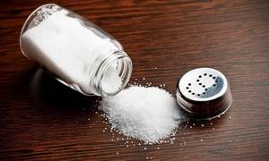 Для избавления от герпеса можно использовать самую обычную соль