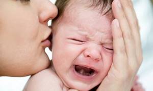 Герпетический стоматит у ребенка проявляется тем, что малыш становится беспокойным, начинает капризничать