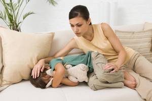Что делать, если у ребенка рвота и болит голова: советы педиатров