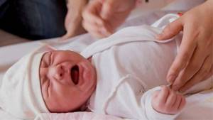 Что такое колики и газики у новорожденных? Симптомы и лечение