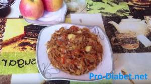 Тушеная капуста с яблоками