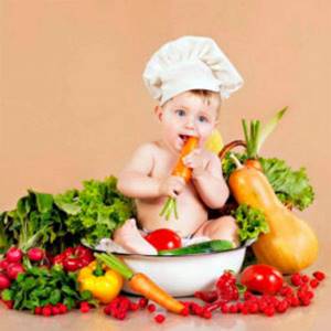 Ребенок в тазике с овощами