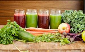 При лечении гепатита полезно пить натуральные овощные соки.