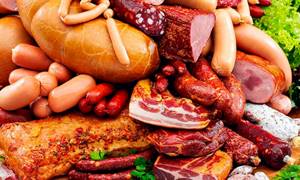 Если присутствует грыжа желудка, то необходимо исключить из рациона копченые продукты: колбасы, карбонат, сосиски, сардельки и др
