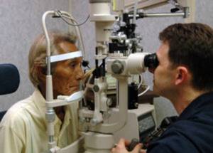 офтальмолог проводит диагностику глаз
