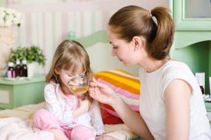 Как быстро остановить рвоту у ребенка в домашних условиях: первая помощь при отравлении