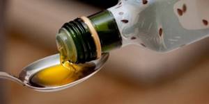 Как принимать льняное масло при запорах у взрослых и детей?