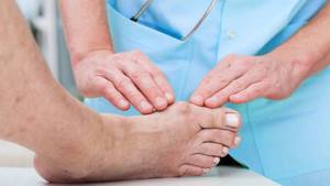 Как лечить шишки на ногах народными средствами