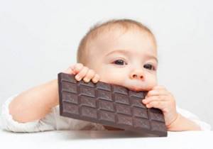 Ребенок ест шоколадку
