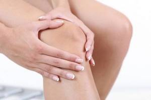 Возникают острые боли, которые уменьшают подвижность коленного сустава