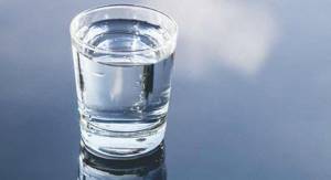 Минеральная вода при запорах: как пить, как выбрать