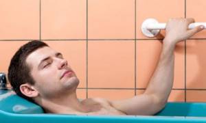 Если вода теплая, можно лежать в ванной, полностью погрузив тело в жидкость