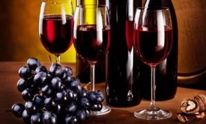 Многие больные считают, что в период ремиссии хорошее вино на праздничном застолье не навредит