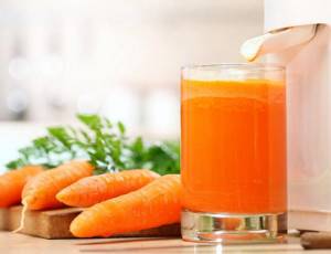 Свежевыжатый морковный сок противопоказан во время обострения язвы