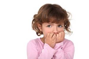 Неприятный запах изо рта ребенка: возможные причины и лечение
