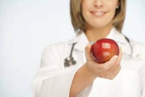 врач с яблоком