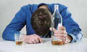Острый панкреатит может возникнуть из-за чрезмерного употребления алкоголя