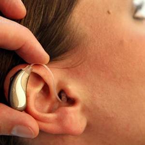 В ухе слуховой аппарат