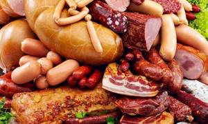 Нельзя употреблять жирные сорта мяса, субпродукты, копчености и колбасы