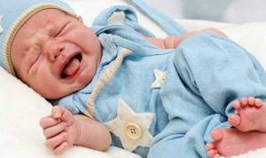 Плач и беспокойство новорожденного во время мочеиспускания указывают на сбои в работе организма