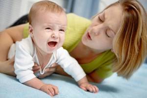 Ребенку больно писать: девочка и мальчик плачет перед мочеиспусканием