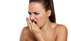 Глубокие трещины сопровождаются не только повышенной температурой тела, но и выраженным запахом изо рта