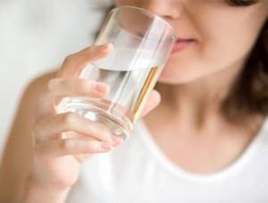 Больной должен получать достаточно жидкости, желательно в виде чистой или слабоминерализированной воды.
