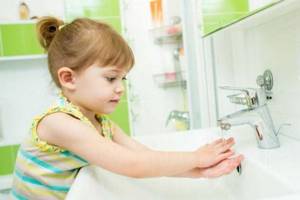 Понос с кислым и тухлым запахом у ребенка: причины, симптомы, лечение и профилактика