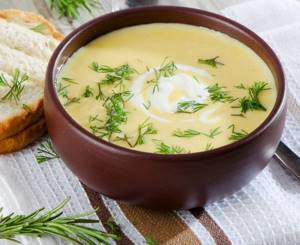 Крем-суп в керамической тарелке