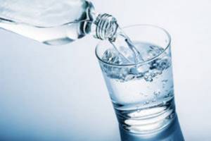 Пьют негазированную воду в большом объеме (1-2 л.) и естественным образом вызывают рвотный рефлекс