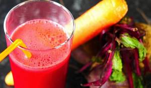 Можно для профилактики недуга пить морковно-свекольный сок.