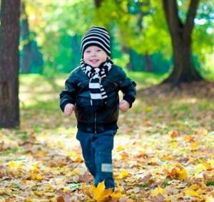 Мальчик бежит по парку