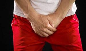 При наличии инфекции у мужчин появляются сильная резь, боль и жжение в районе половых органов, а также ощущение тяжести в промежности