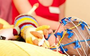 Закатывания младенцев - насколько это опасно? Опасны ли фебрильные судороги у детей. Как отличить судорогу от эпилептического припадка. Обмороки у подростков - причины и лечение.