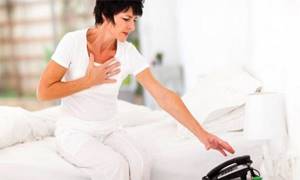 Сердечный приступ – женщина вызывает скорую