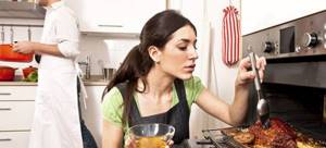 Женщина готовит еду в духовке