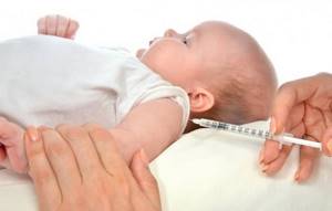 Ребенку колют вакцину