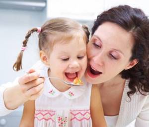 Ребенок с мамой ест