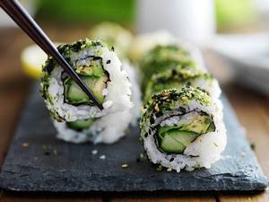 Рыба и морепродукты при гастрите: рецепты диетических роллов и суши, их польза