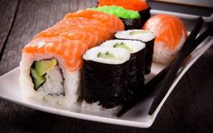 Рыба и морепродукты при гастрите: рецепты диетических роллов и суши, их польза