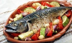 Рыбу можно запекать с различными овощами