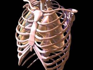 При сколиозе происходит деформация грудной клетки, что влияет на внутренние органы