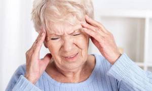 Сильная головная боль у пожилой женщины