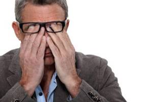 Боль в глазах может быть побочным эффектом от приема Коринфара