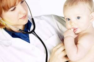 Ребенка осматривает доктор