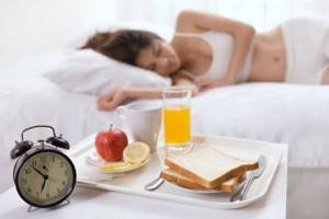 Завтрак в постель для женщины