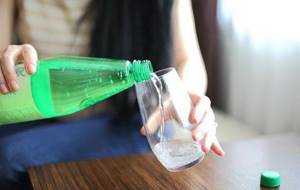 Наполнение стакана минеральной водой