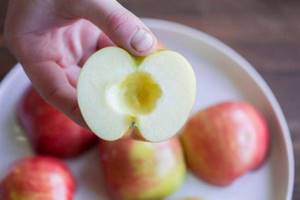 Яблоки при панкреатите поджелудочной железы: можно или нет свежие и запеченные яблоки?